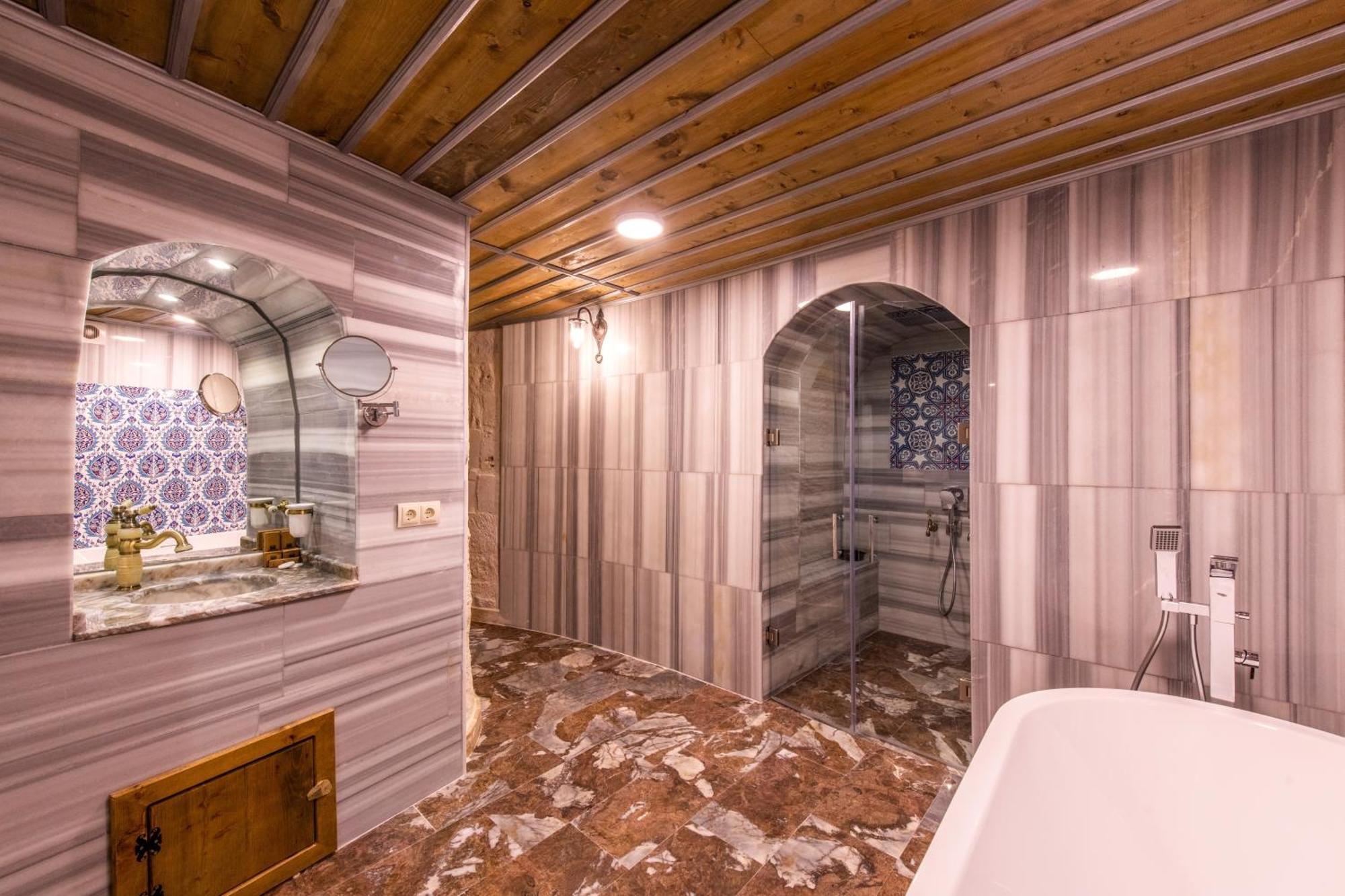 Hotel Charming Cave