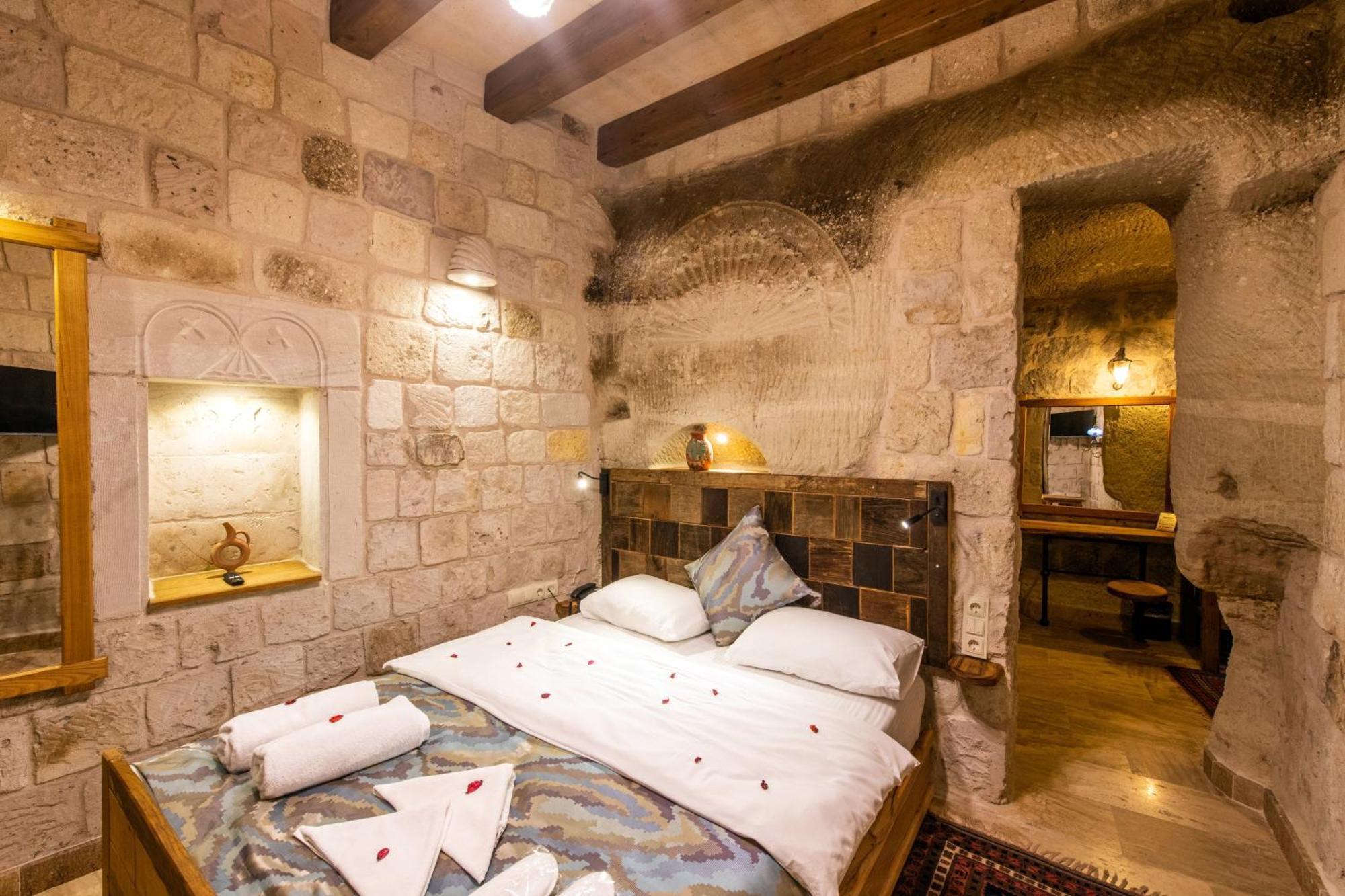 Charming Cave Готель 2*
