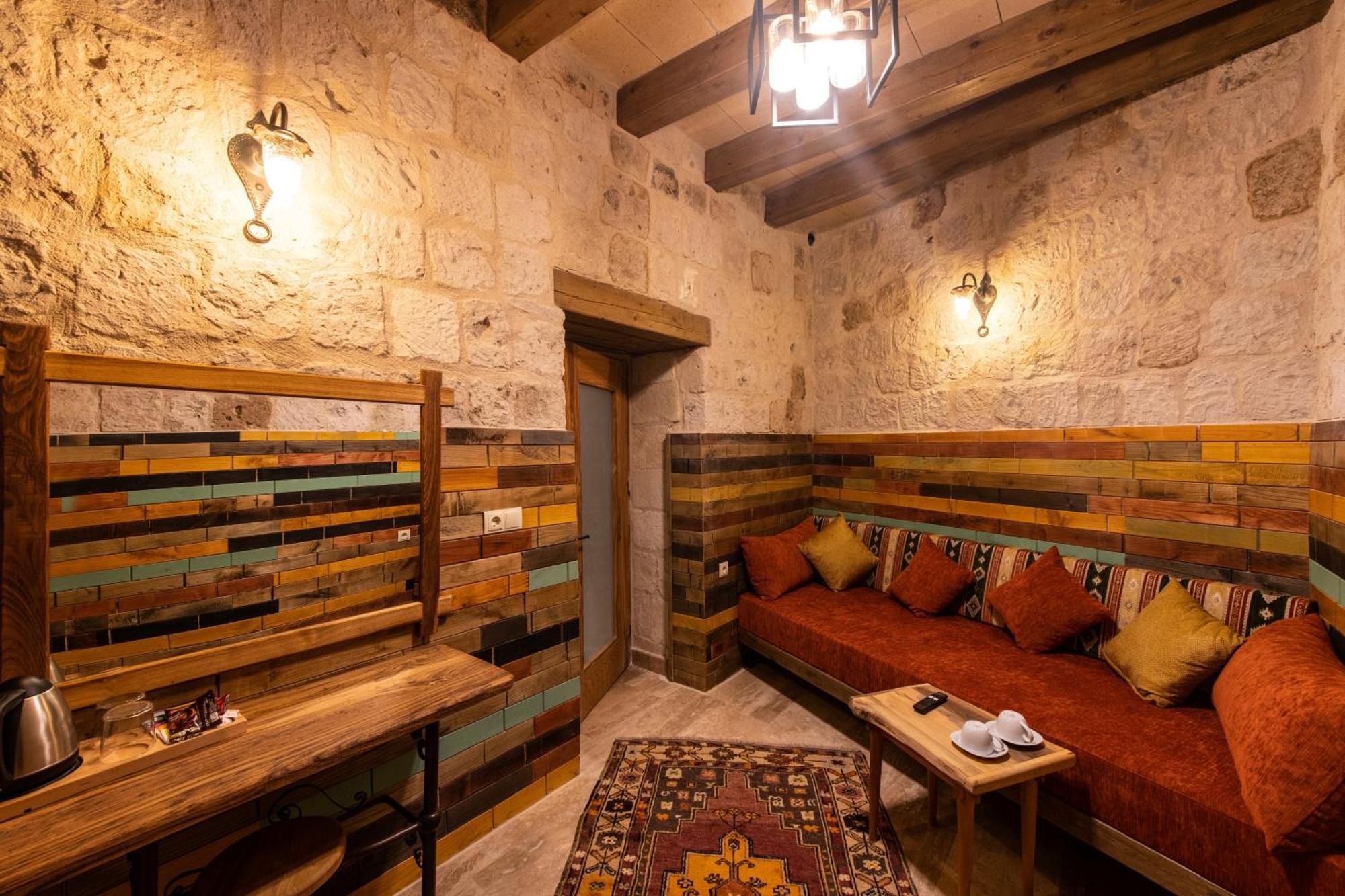 Charming Cave Готель 2*